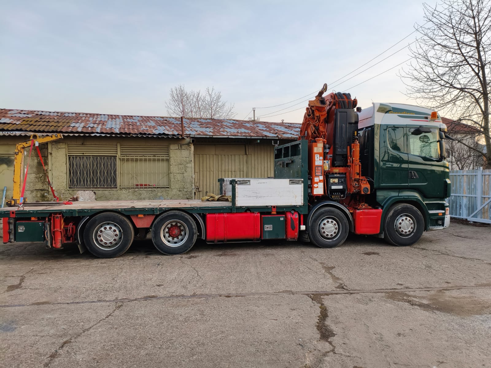 Vedere laterală camion cu platformă Scania R420 4 axe